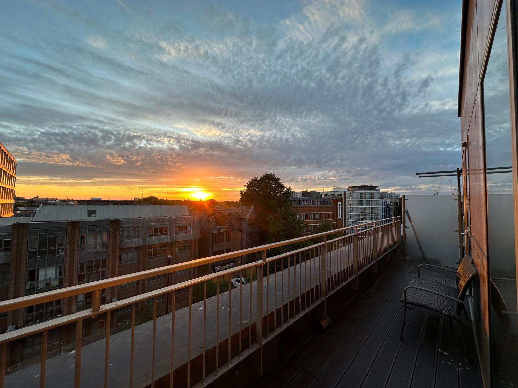 Spacious 2 Bedroom Penthouse Retreat London Exterior photo