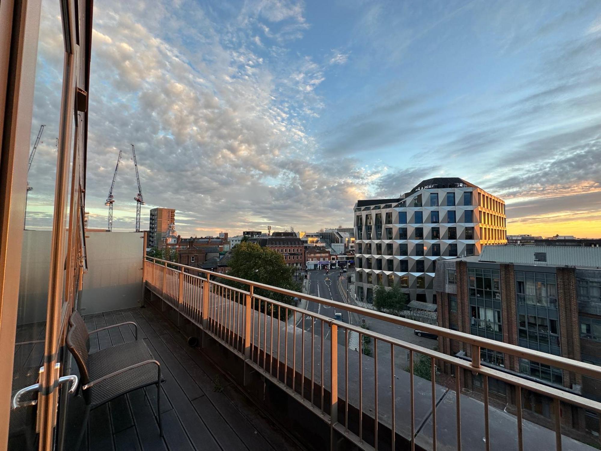 Spacious 2 Bedroom Penthouse Retreat London Exterior photo